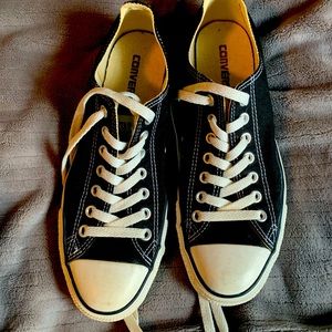 Converse low top chucks men’s size 9M